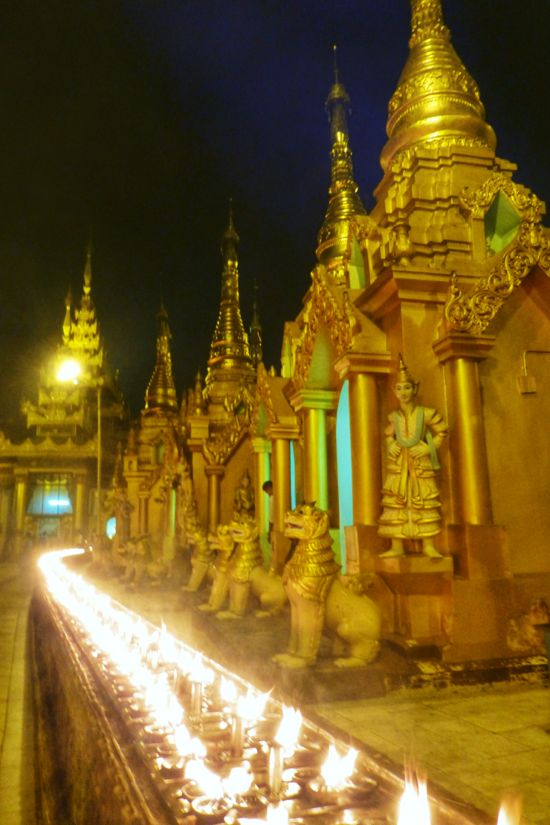 Lilin-lilin doa yang dinyalakan oleh pengunjung