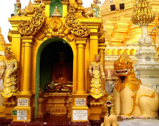 Patung emas menghiasi area Shwedagon Pagoda
