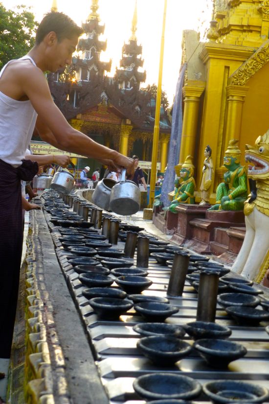 Petugas menyiapkan minyak untuk penyalaan lilin