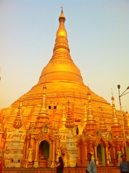 Warna Shwedagon Pagoda menjelang Sunset