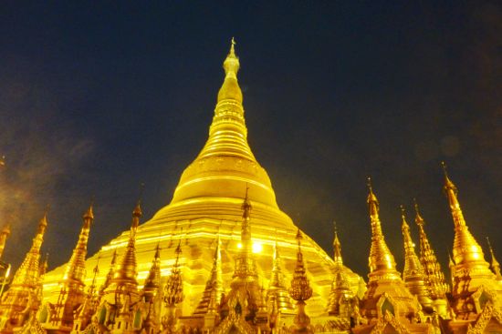 Warna emas Shwedagon Pagoda bersinar di tengah kegelapan malam