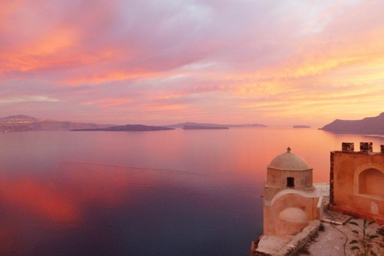Gradasi warna yang fenomenal saat sunset di Santorini