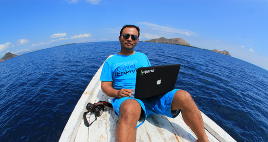 Ide menulis perjalanan bisa di manapun, di atas kapal dalam perjalanan mengarungi perairan komodo seperti ini pun bisa. Sesuai kaos yang saya pakai, I resign, I travel, I enjoy