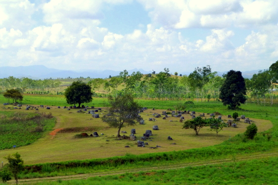 Pemandangan Plain of Jars dari atas bukit