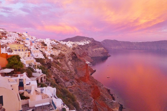 Pink sunset yang manis di Santorini