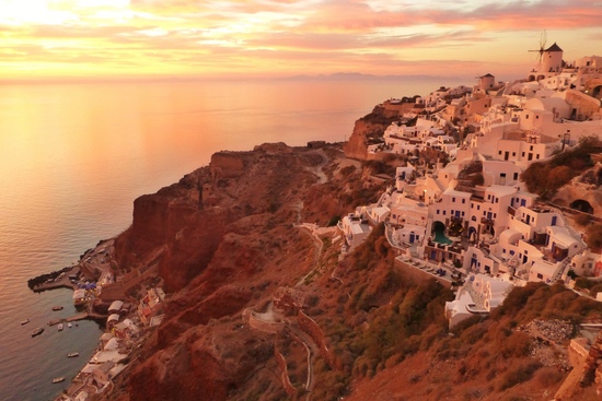 Salah satu aktivitas yang wajib dilakukan di Santorini - sunset watching