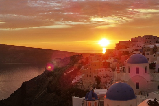Salah satu keindahan Santorini muncul saat sunset