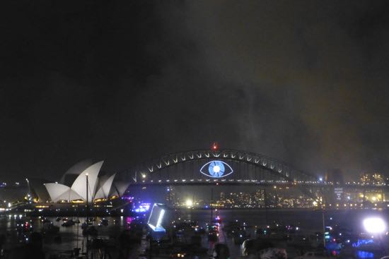 Pemandangan Sydney Harbour Bridge setelah kembang api selesai