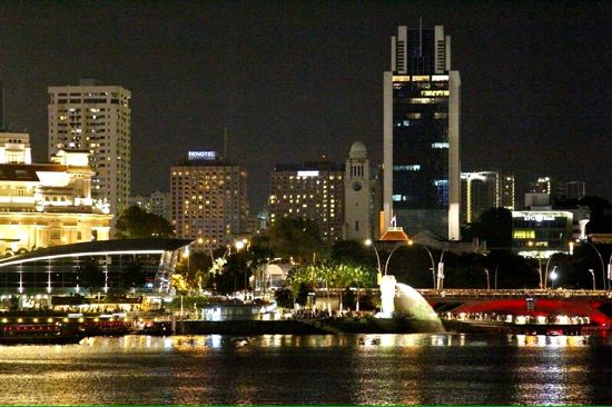 Pemandangan kota Singapura di malam hari