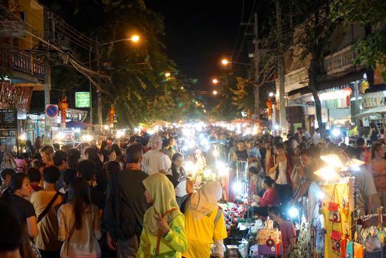 Keramaian di Chiang Mai Sunday Night Market