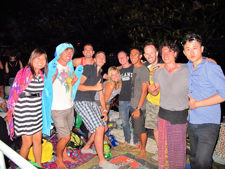 Jelang taun baru 2014 nonton kembang api bareng orang-orang yang baru ketemu hari itu juga, thanks to Couchsurfing (termasuk ada @PergiDulu nih)