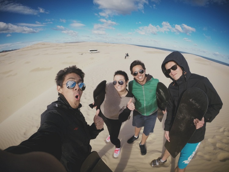 Sandsurfing di Stockton Sand Dunes (NSW) di tengah road trip 6 hari dari Sydney ke Brisbane, dapet travelmate French, Mexican, sama Estonian