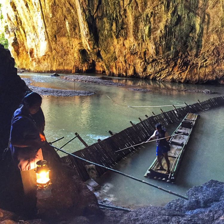 Keliling gua naik sampan