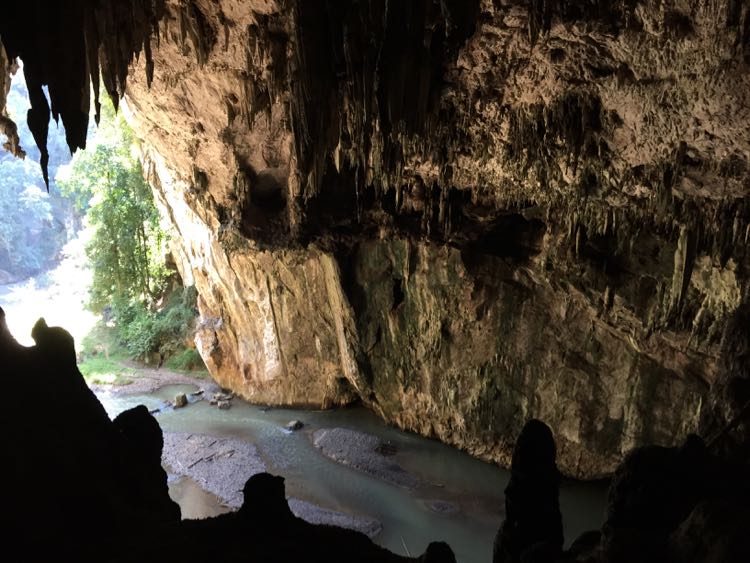 Tham Lod - gua dengan sungai bawah tanah