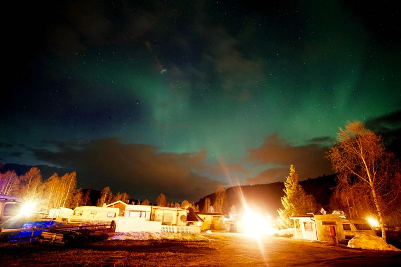 Ada aurora tapi terlalu terang
