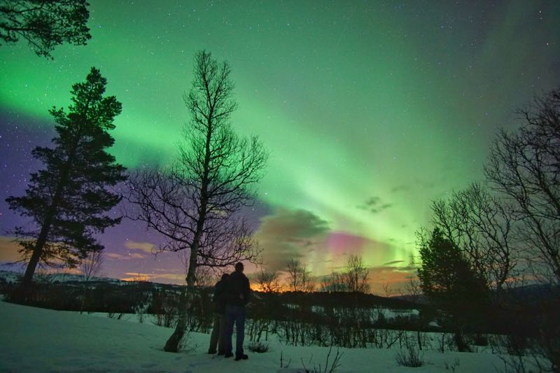 Menonton aurora dari depan kabin di Norwegia