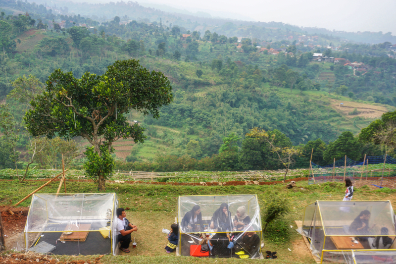 Tenda tenda plastik di Lereng Anteng