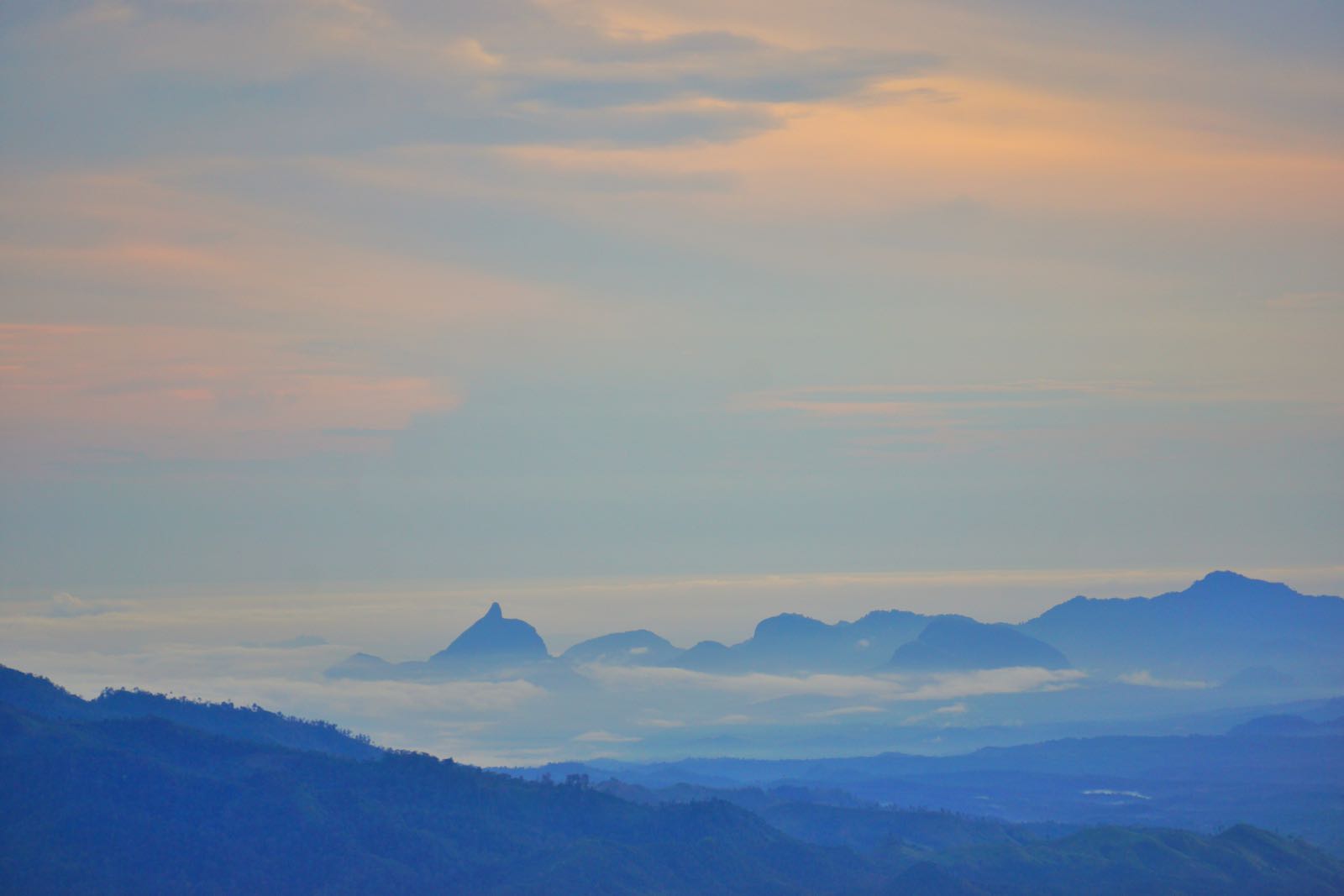Bukit Jempol Dilihat Dari Puncak Rimau