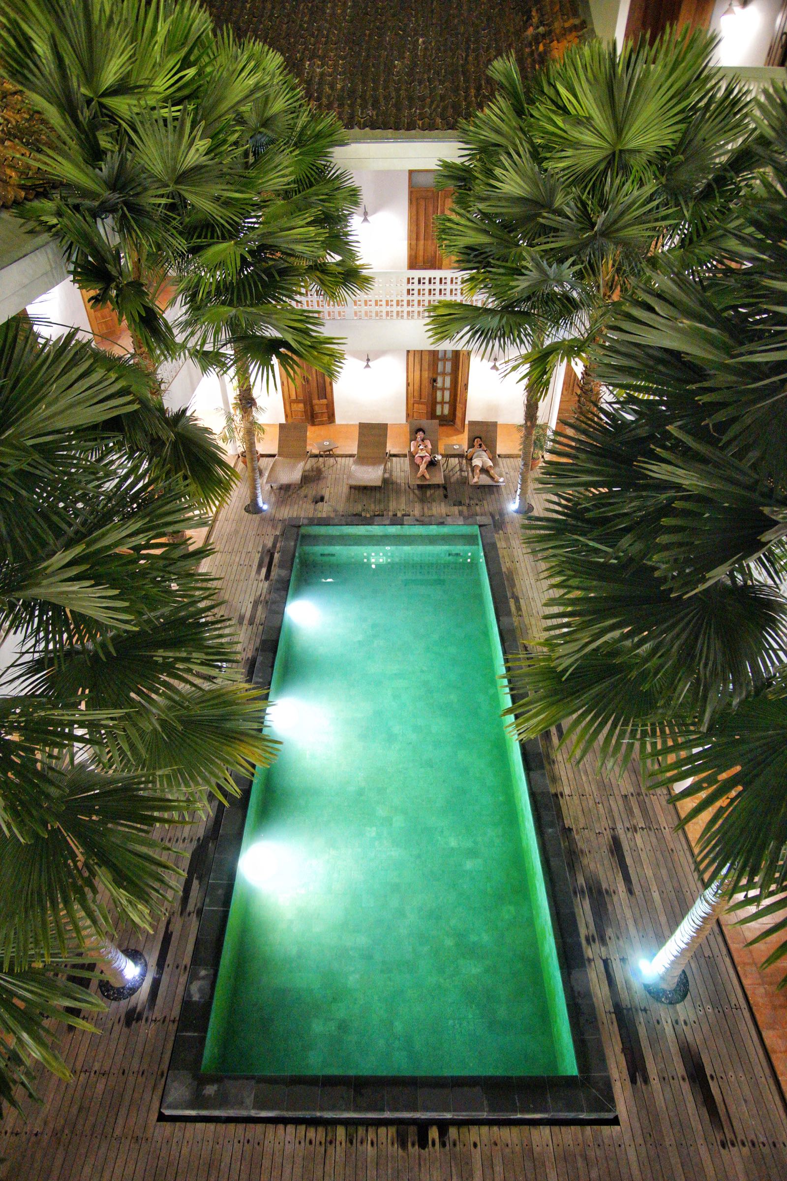 Kolam Renang Di Adhisthana Hotel