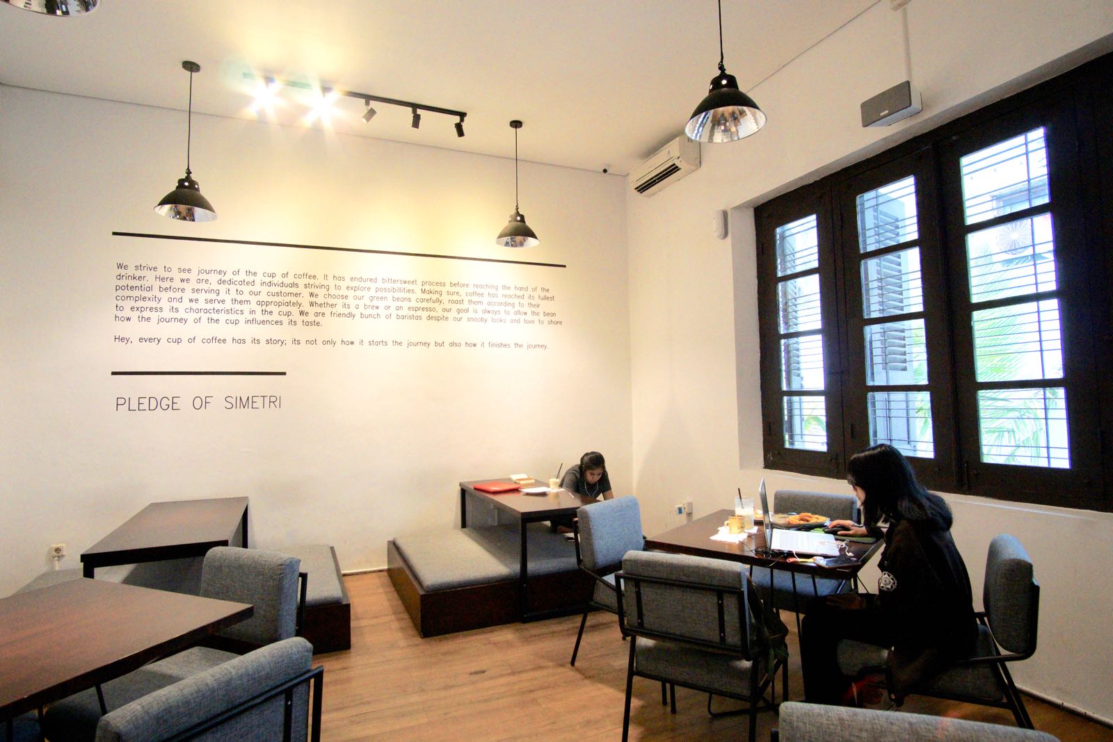 Ruangan Di Simetri Coffee Jogja