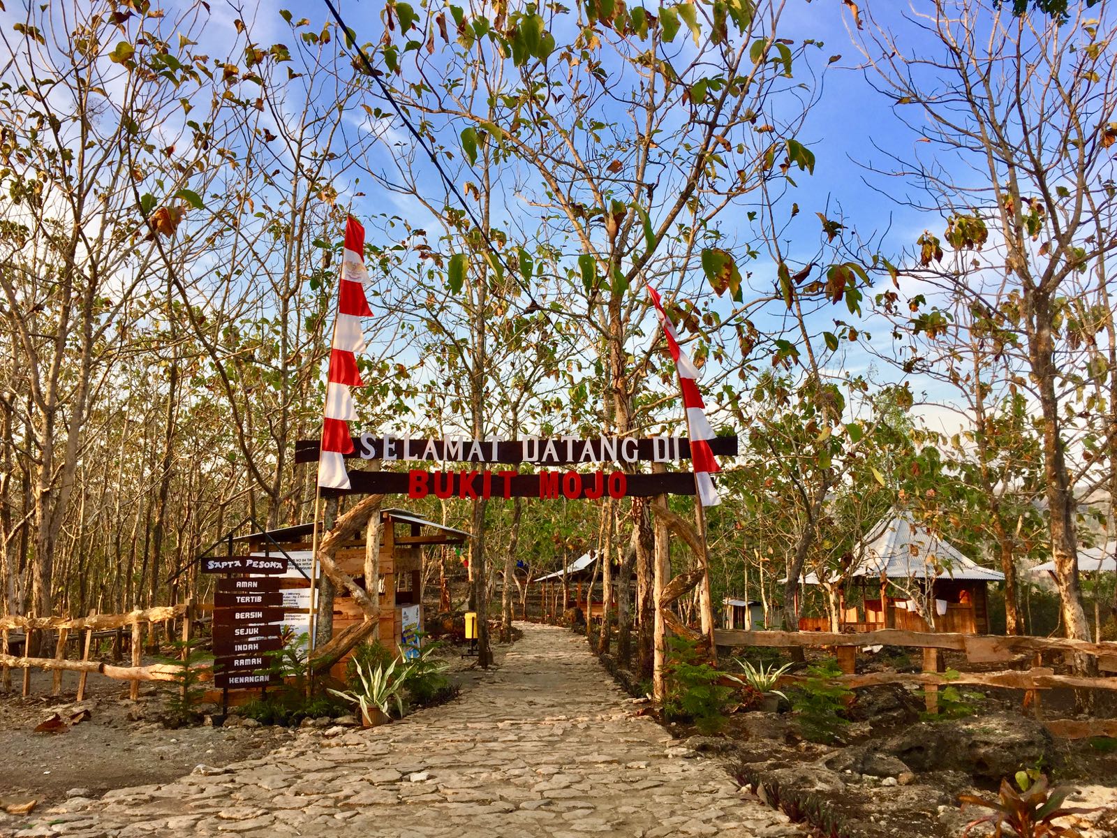 Gerbang Bukit Mojo Gumelem