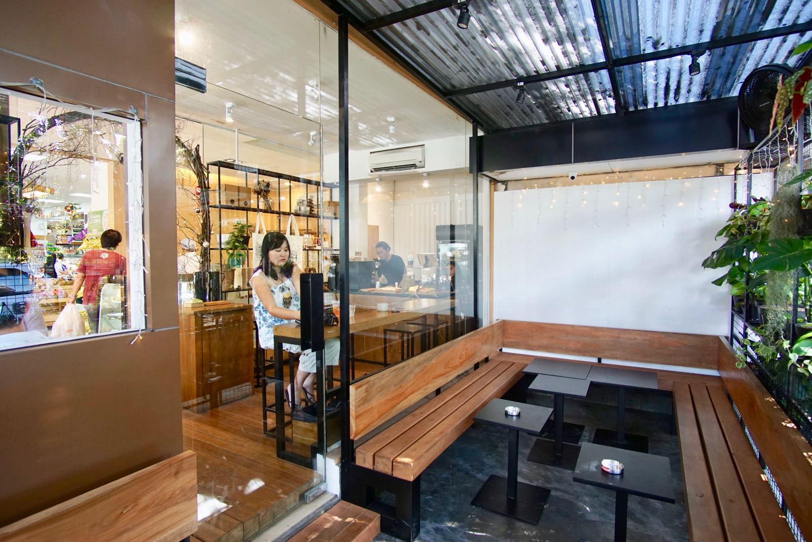 Kuro Coffee, Bandung Bagian Luar