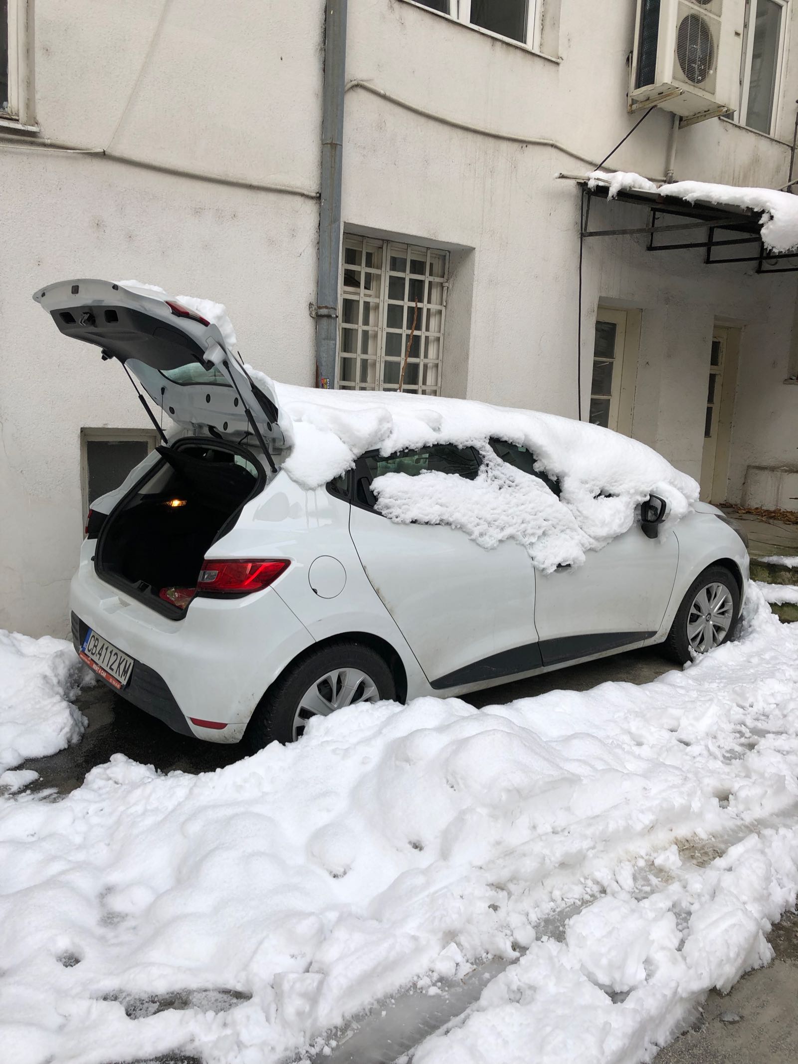 Mobil Sewaan Diselimutin Salju