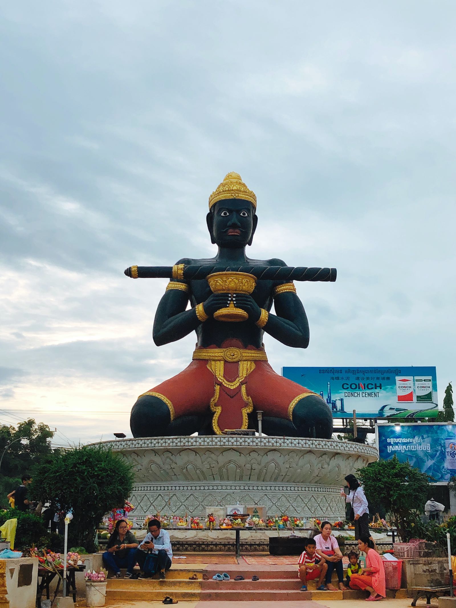 Patung Raksasa Hitam